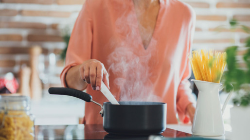 Vrouw staat te koken