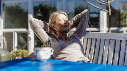 50 plus vrouw geniet van herfstzon