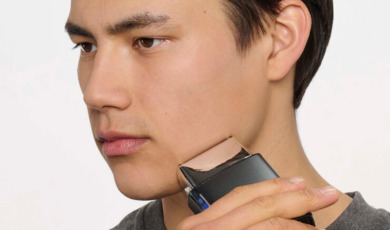 Man scheert zich met Babyliss waterproof scheerapparaat