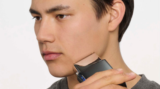 Man scheert zich met Babyliss waterproof scheerapparaat