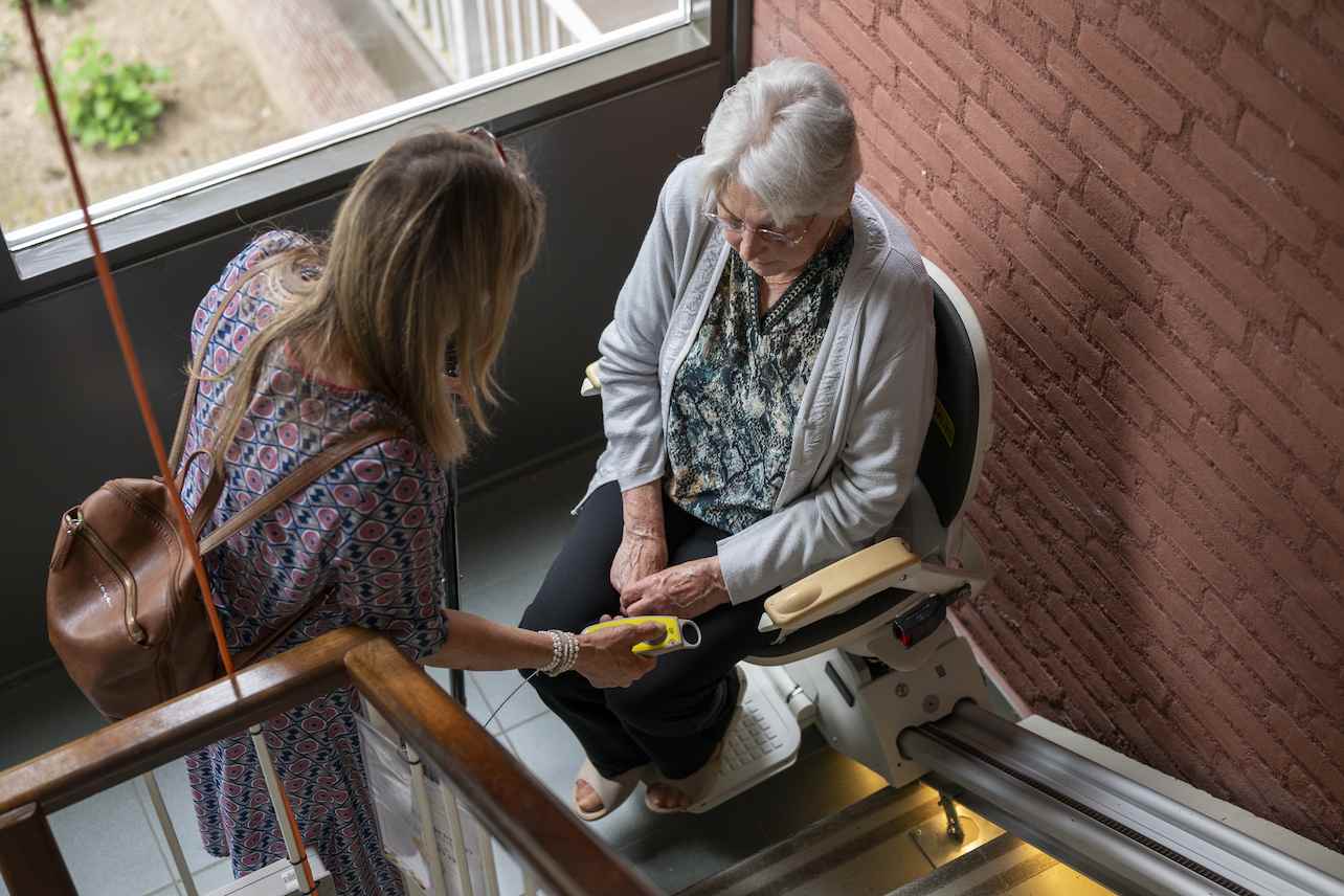 Traplift linker of rechterbocht mantelzorger