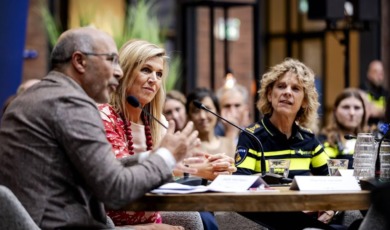Máxima hoopt op snellere schuldgesprekken bij politie