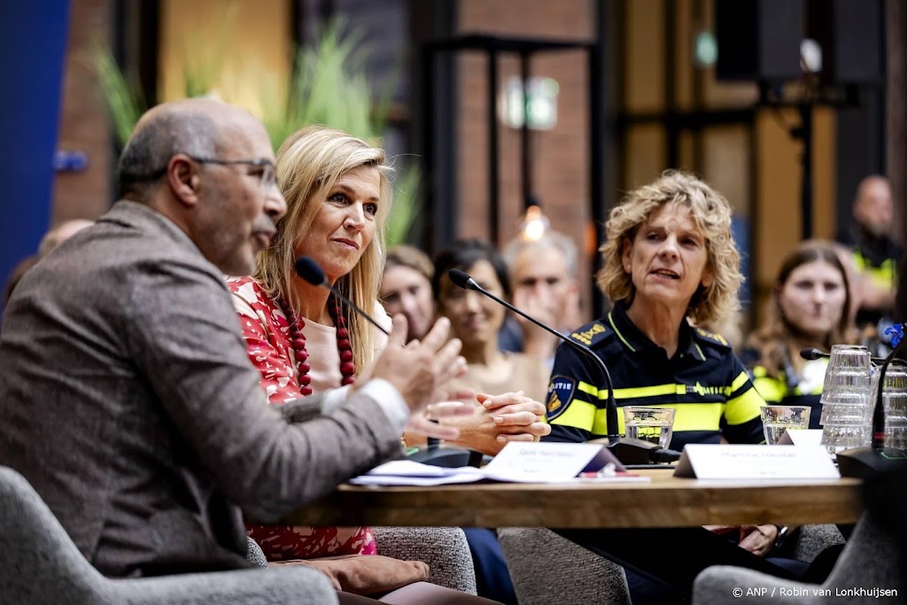 Máxima hoopt op snellere schuldgesprekken bij politie