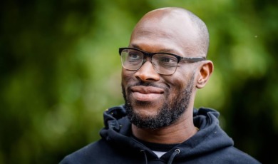 Mitchell Esajas levert koninklijk lintje in na onderzoek Oranjes