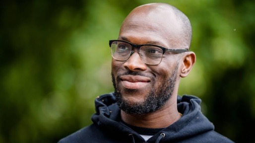 Mitchell Esajas levert koninklijk lintje in na onderzoek Oranjes