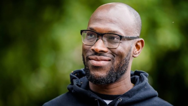 Mitchell Esajas levert koninklijk lintje in na onderzoek Oranjes