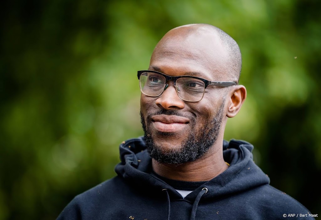 Mitchell Esajas levert koninklijk lintje in na onderzoek Oranjes