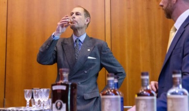 Edward proeft whisky en bezoekt replica van Washington-kamp in VS