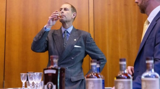 Edward proeft whisky en bezoekt replica van Washington-kamp in VS