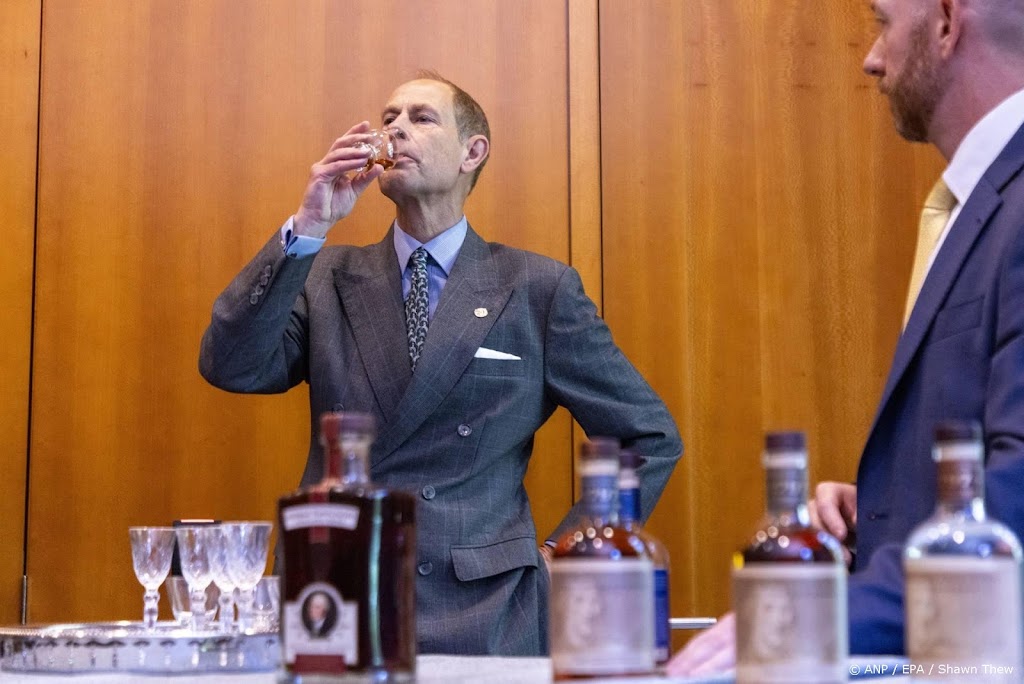 Edward proeft whisky en bezoekt replica van Washington-kamp in VS