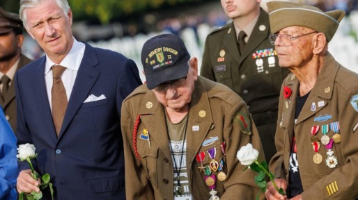 Filip brengt eerbetoon op Amerikaanse militaire begraafplaats