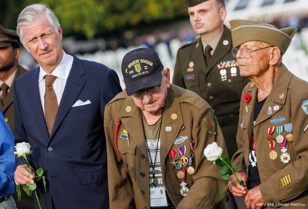 Filip brengt eerbetoon op Amerikaanse militaire begraafplaats