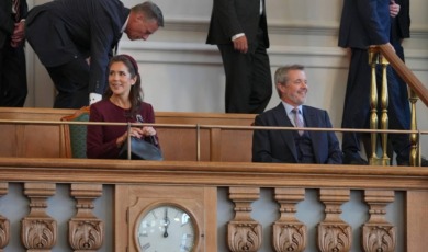 Frederik en Mary frunniken aan gesloten afzetkoord in parlement