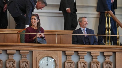 Frederik en Mary frunniken aan gesloten afzetkoord in parlement