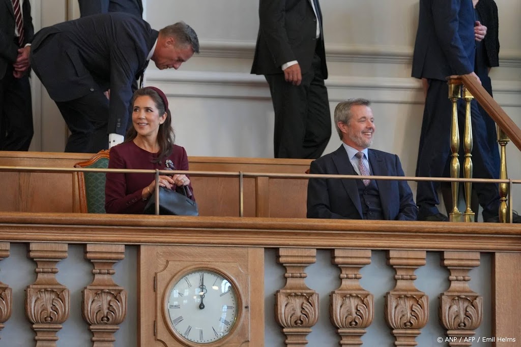 Frederik en Mary frunniken aan gesloten afzetkoord in parlement