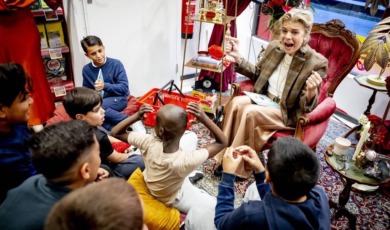 Prinses Laurentien leest met basisschoolleerlingen in Kruidvat