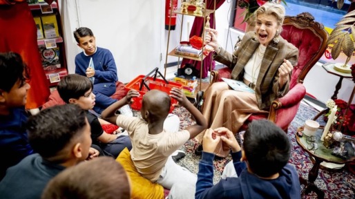 Prinses Laurentien leest met basisschoolleerlingen in Kruidvat