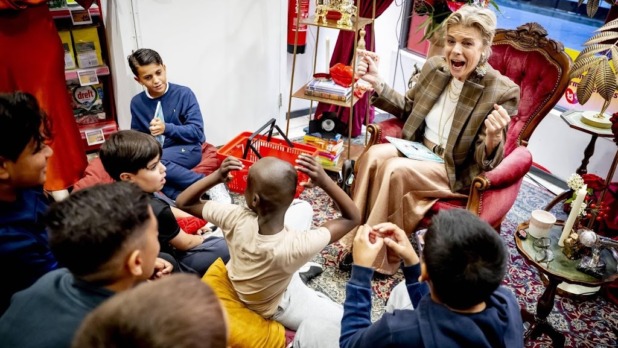Prinses Laurentien leest met basisschoolleerlingen in Kruidvat