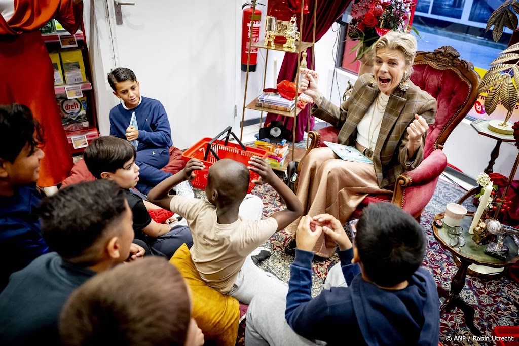 Prinses Laurentien leest met basisschoolleerlingen in Kruidvat