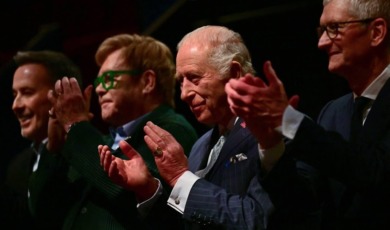 Charles bezoekt muziekworkshop in Londen met Elton John