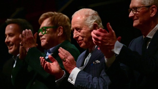 Charles bezoekt muziekworkshop in Londen met Elton John
