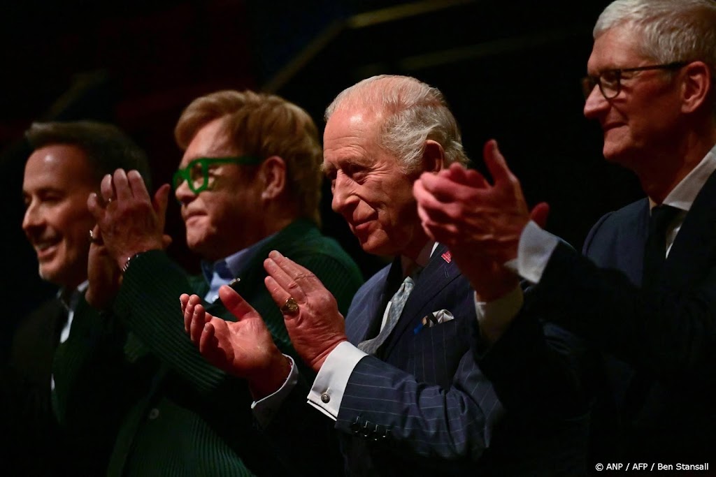Charles bezoekt muziekworkshop in Londen met Elton John