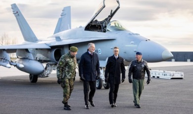 Felipe krijgt uitleg over Finse land- en luchtmacht