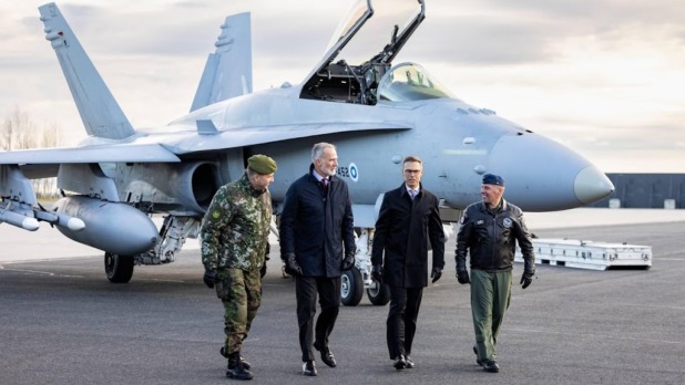 Felipe krijgt uitleg over Finse land- en luchtmacht