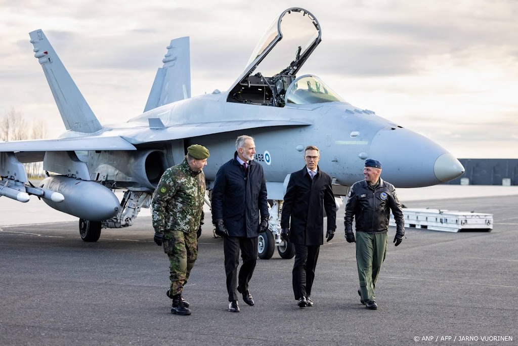 Felipe krijgt uitleg over Finse land- en luchtmacht