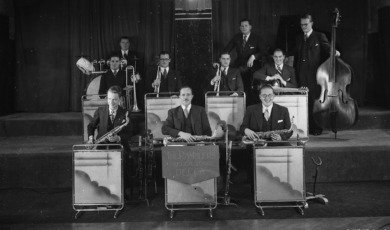 Koning geeft onderscheiding aan oud-VARA-orkest The Ramblers