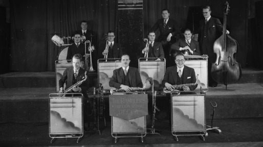 Koning geeft onderscheiding aan oud-VARA-orkest The Ramblers