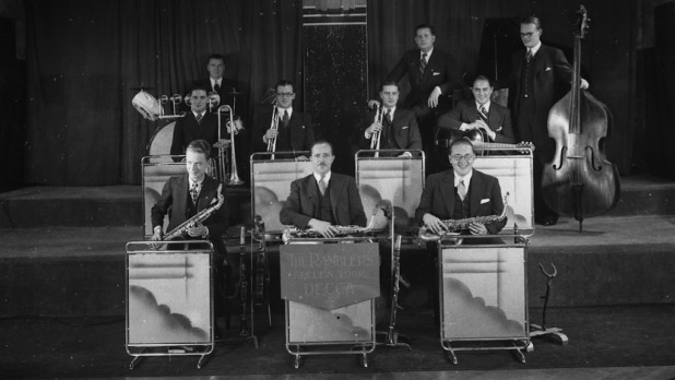 Koning geeft onderscheiding aan oud-VARA-orkest The Ramblers