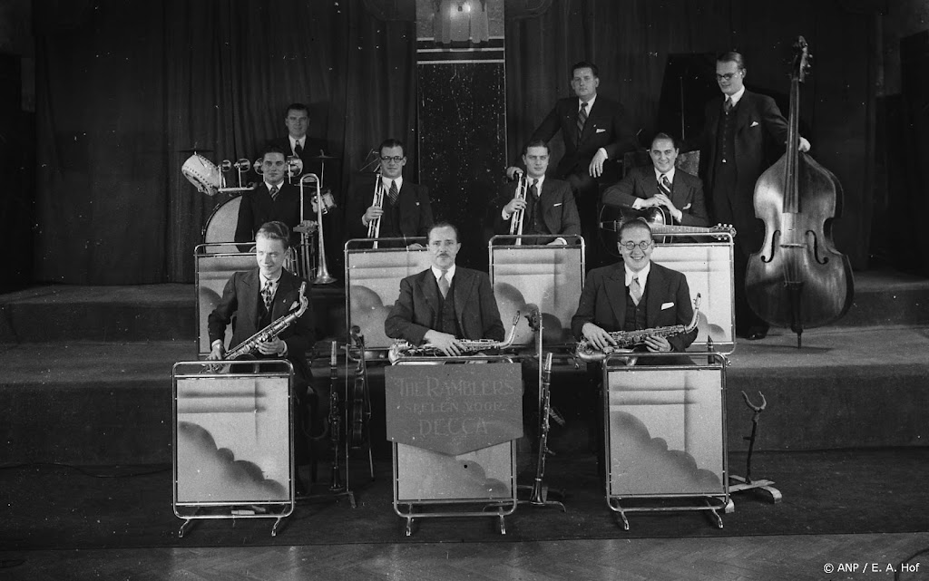 Koning geeft onderscheiding aan oud-VARA-orkest The Ramblers