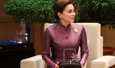 Thaise koningin vliegt voor het eerst zelfstandig met straaljager