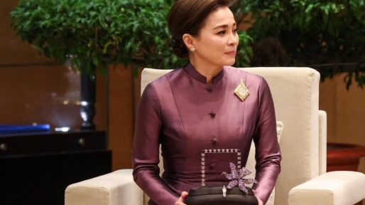 Thaise koningin vliegt voor het eerst zelfstandig met straaljager