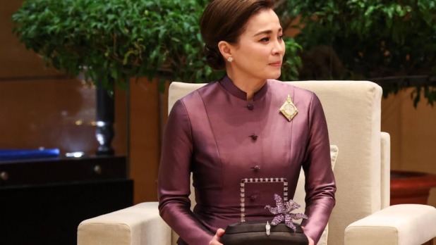 Thaise koningin vliegt voor het eerst zelfstandig met straaljager