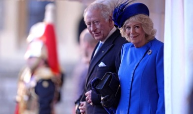 Charles en Camilla lezen graag een boek voor het avondeten