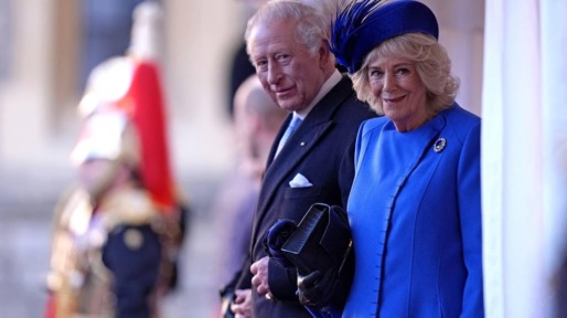 Charles en Camilla lezen graag een boek voor het avondeten