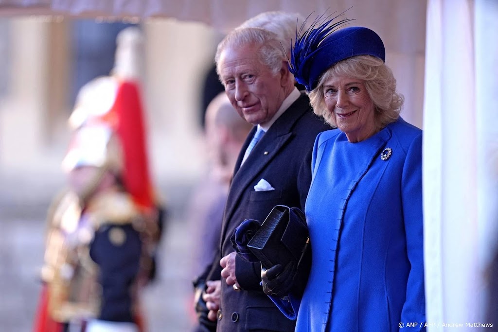 Charles en Camilla lezen graag een boek voor het avondeten
