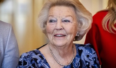 Prinses Beatrix spreekt met deelnemers aan Oranjepad bij Het Loo