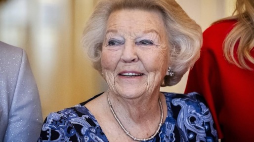 Prinses Beatrix spreekt met deelnemers aan Oranjepad bij Het Loo