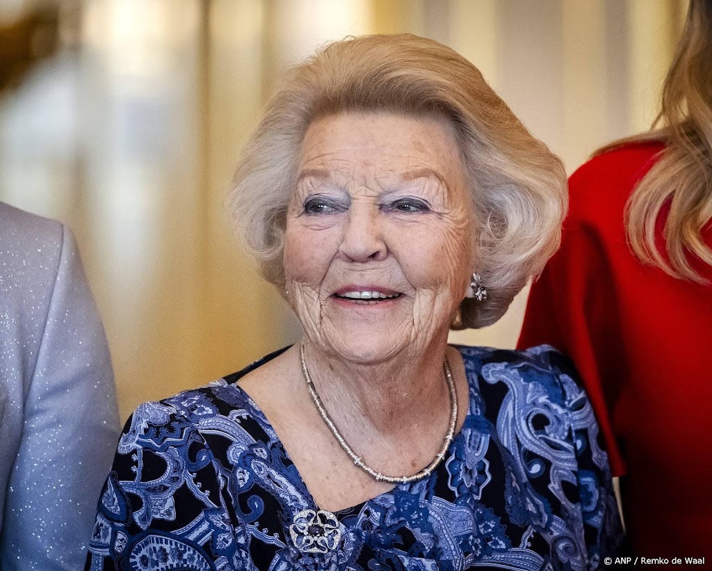 Prinses Beatrix spreekt met deelnemers aan Oranjepad bij Het Loo
