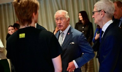 Charles feliciteert veiligheidsorganisatie met 10-jarig bestaan