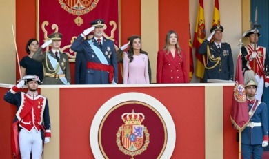 Spaanse koninklijke familie bij militaire parade op feestdag