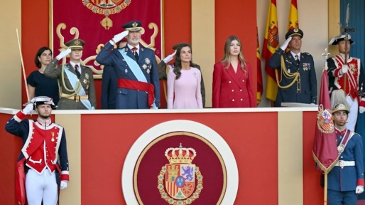 Spaanse koninklijke familie bij militaire parade op feestdag
