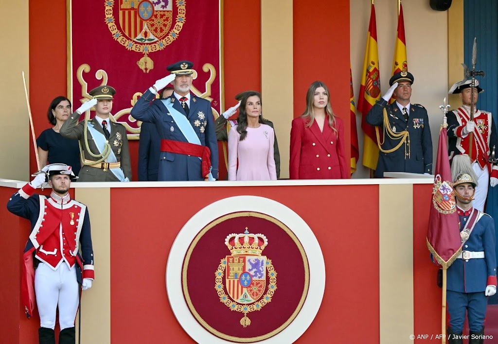 Spaanse koninklijke familie bij militaire parade op feestdag