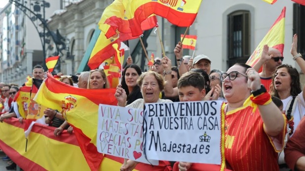Inwoners Ceuta verzamelen zich voor Spaans koningspaar