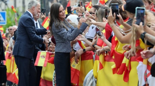 Honderden mensen in Ceuta begroeten Felipe en Letizia