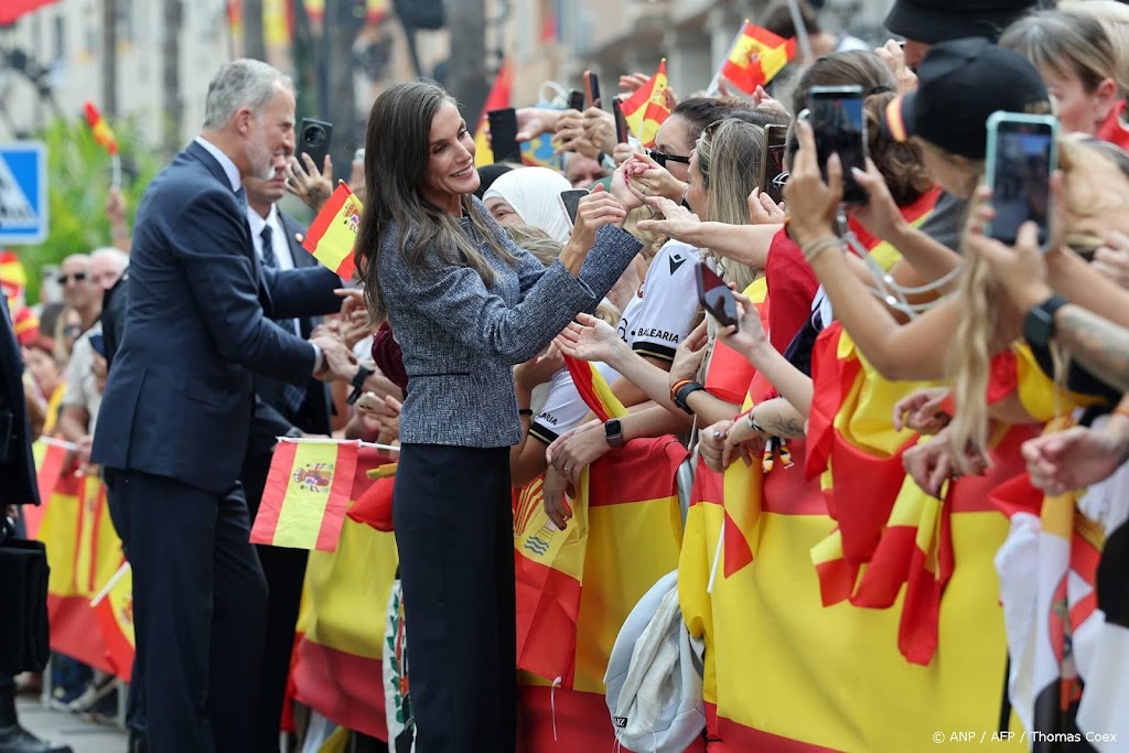Honderden mensen in Ceuta begroeten Felipe en Letizia