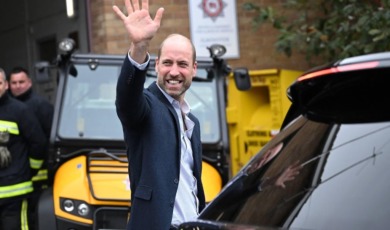 Prins William speelt cricket op The Mall in Londen